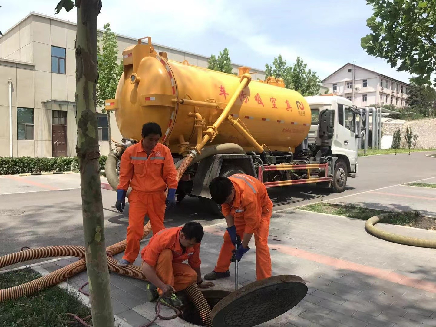 怀化管道疏通车停在窨井附近