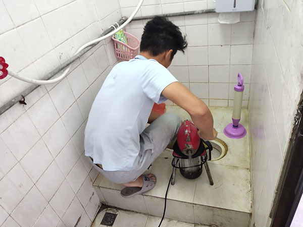 怀化管道堵塞冒臭气 专业师傅现场解决问题