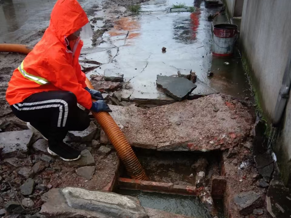 怀化专业清理污水池 炜誉市政以规范流程守护城市 “肠道”