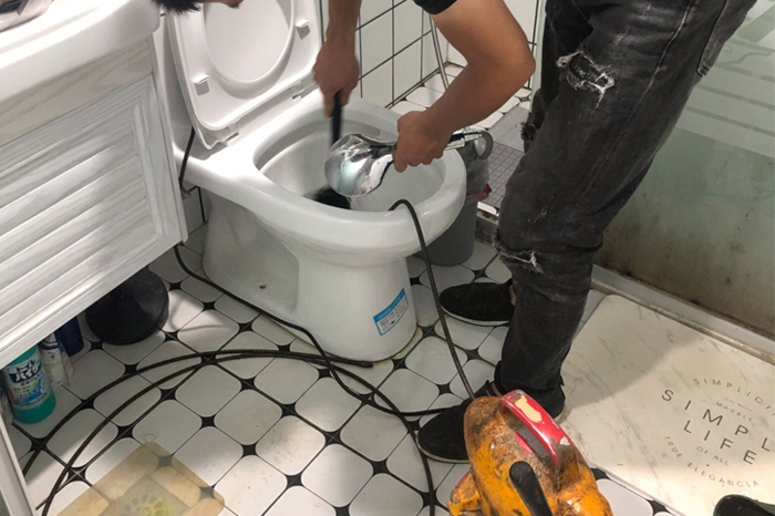 怀化马桶堵塞自己疏通还是找师傅?专业上门服务让你省时更省心